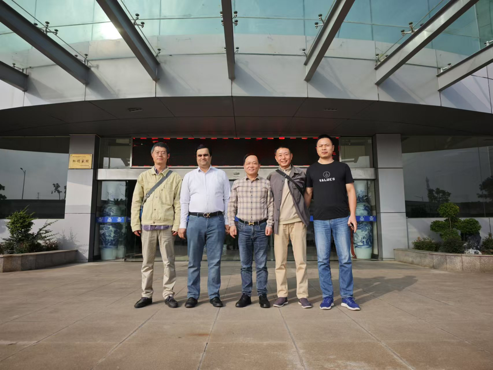 Pakistan Customer Visits Warp Knitting Machine Plant in Changzhou